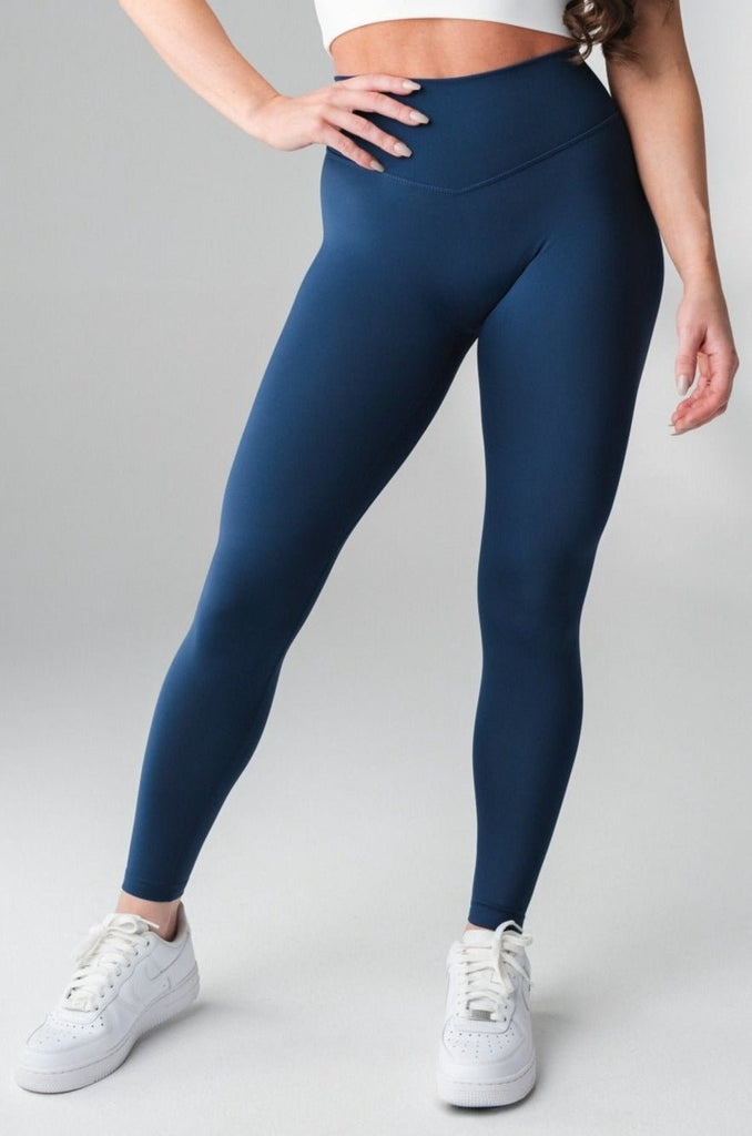 Navy blue leggings  Outfits with leggings, Blue leggings outfit