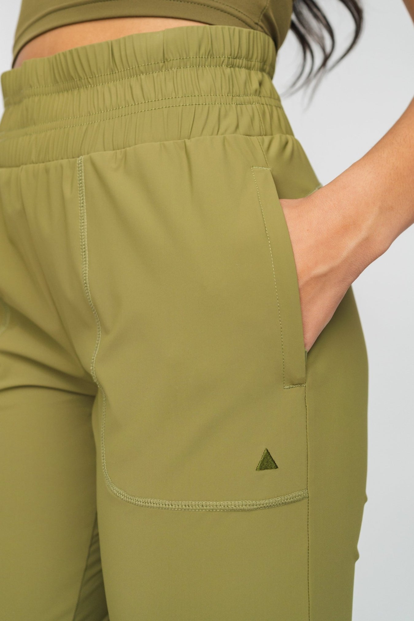 The Women's Swift Jogger - Olive